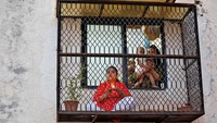 Orang-orang Hindu pun berdoa selama Corona dari rumah mereka di Ahmedabad, India. (REUTERS/Amit Dave)