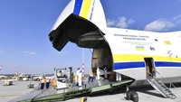Peralatan medis diturunkan dari pesawat kargo Antonov-124 di bandara Budapest, Hongaria, (4/4/2020). Antonov dibuat di pabrik pesawat di  Kiev, Ukraina. Zoltan Mathe/MTI via AP.