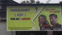 Tukang cukur pun tak mau kalah nyeleneh. Untuk menarik perhatian, ia memasang foto Thor. Di sana juga tertulis gambar Thor saat sebelum dan sesudah dicukur.  Foto: istimewa