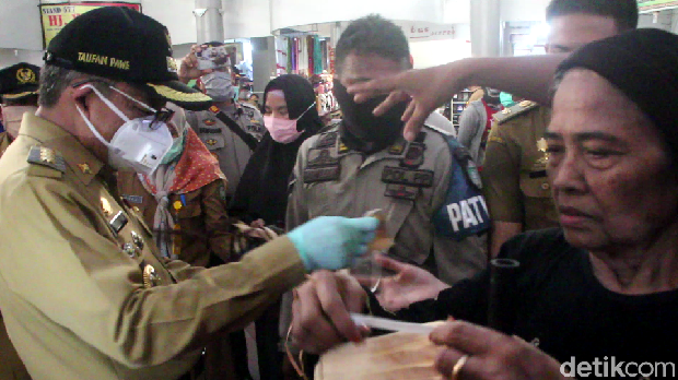 Walkot Parepare membagikan masker kain gratis ke warga di Pasar Lakessi (Hasrul Nawir/detikcom)