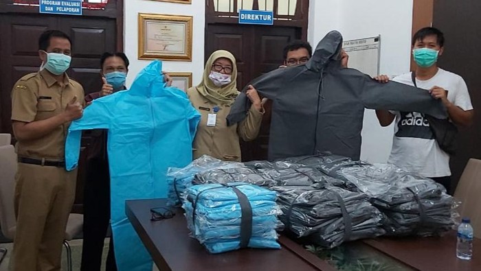 Pemuda Banyuwangi Sumbang Hazmat Untuk RSUD Blambangan