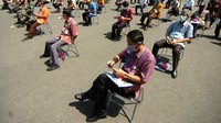 Rapat yang diselenggarakan di luar gedung sambil berjemur tersebut sebagai bentuk menjaga kebugaran dan imunitas tubuh. 