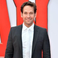 Saat video chat dengan rekan sesama bintang Avengers: Endgame, Chris Evans, Paul Rudd menjawab pertanyaan nyeleneh dari temannya itu tentang ukuran penisnya. Aku tak tahu. Paul, apa ukuran penismu? Lalu pemeran Ant-Man itu menjawab, Lebih besar dai gajiku. Foto: Getty Images/Andreas Rentz