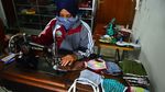 Relawan dan Penyandang Disabilitas Bikin Masker Gratis