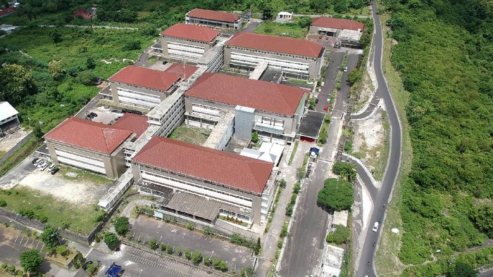 Petugas medis beraktivitas di Rumah Sakit Perguruan Tinggi Negeri Universitas Udayana, Jimbaran, Badung, Bali, Selasa (7/4/2020). Rumah Sakit Universitas Udayana resmi beroperasi menjadi rumah sakit khusus untuk penanganan COVID-19 atau virus Corona di wilayah Provinsi Bali. ANTARA FOTO/Fikri Yusuf/foc.