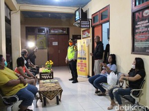 Asyik Nongkrong di Kafe Saat Pandemi Corona, Belasan Orang Diciduk Polisi