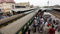 Pemandangan di Stasiun Cantonment di Pakistan. Orang-orang masih ramai di tanggal 15 Maret 2020. (REUTERS/Akhtar Soomro)