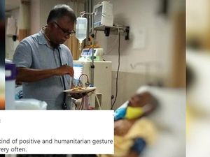 Mulia! Dokter Ini Suapi Makanan ke Pasien yang Tak Bisa Dikunjungi Keluarganya