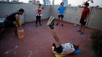 Saat karantina, orang-orang pun hanya bisa berolahraga di atap saja. Seperti pemuda-pemuda di Mexico City ini. (REUTERS/Gustavo Graf)