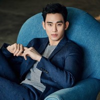 Inilah aktor nomor satu dengan bayaran paling mahal. Produser TV rela membayar Kim Soo Hyun USD 84 ribu atau sekitar Rp 1,25 miliar untuk satu episode. Serial fenomenal yang pernah dibintanginya adalah My Love From The Star. Dia juga berperan di High School, Moon Embracing The Sun dan The Producers. Foto: Hancinema