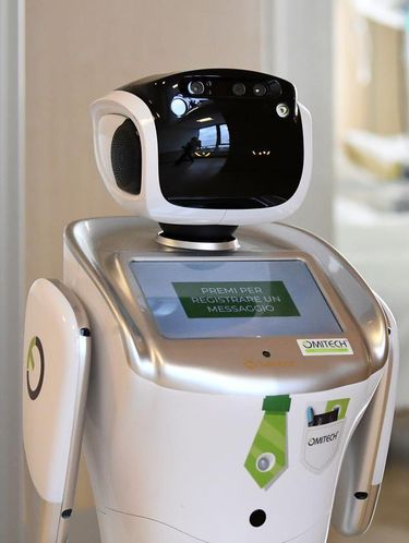 Robot menolong tenaga medis di Rumah Sakit Circolo, Varese, Italia.