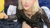 Jeon Soyeon menduduki posisi sebagai leader dan main rapper. Ia pun kerap berpenampilan swag, begini lucunya Soyeon saat menikmati kue sambil menunggu giliran tampil di acara musik. Foto: Instagram @official_g_i_dle