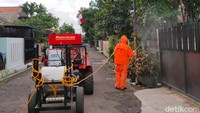 Dengan menggunakan Fin Komodo ini, alat semprot atau sprayer disimpan di belakang mobil, dan dua petugas sambil berjalan kaki langsung menyemprotkan dinsinfektan ke rumah-rumah warga.