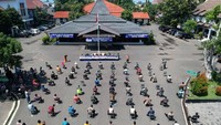 Sejumlah Forum Koordinasi Pimpinan Daerah (Forkopimda), TNI dan Polres Tegal Kota mengikuti Rapat Percepatan Penanganan COVID-19 di halaman Kantor Pemerintah Kota Tegal, Jawa Tengah, Selasa (7/4/2020).