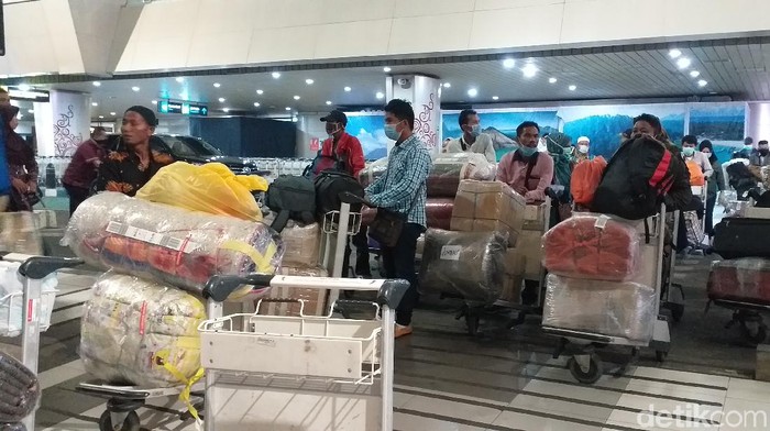 Sebanyak 154 pekerja migran dari Malaysia asal Jatim dipulangkan ke daerahnya masing-masing. Sebelumnya mereka menjalani pemeriksaan kesehatan hingga rapid test corona.