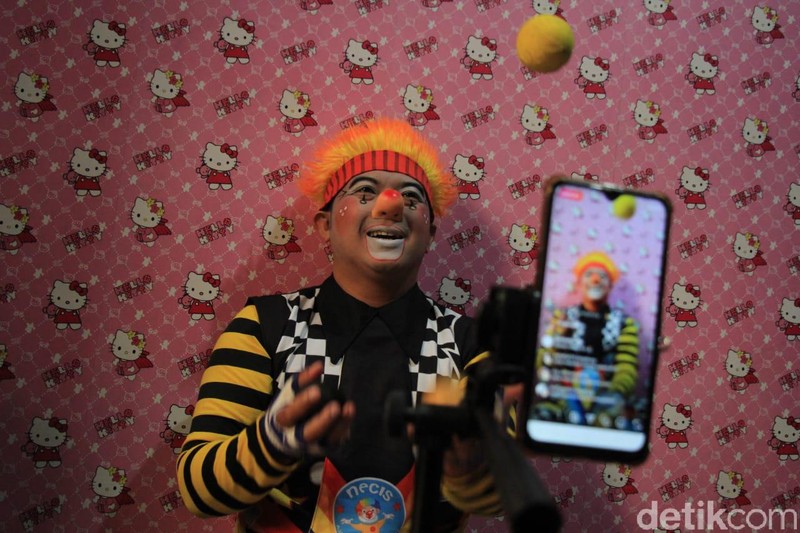 Pandemi Corona membuat berkurangnya aktivitas di luar ruangan. Komunitas Necis di Cimahi pun menyuguhkan hiburan badut bagi anak-anak melalui media sosial.