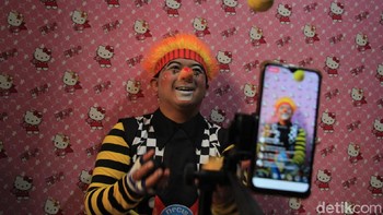 Badut menampilkan berbagai atraksi lewat media sosial selama 30 menit. 