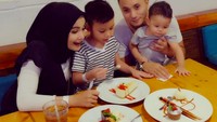 Ibu dua anak ini tengah makan dessert bersama keluarga kecilnya. Duh cheesecake sampai chocolate cake-nya bikin ngiler. Foto: Instagram sorayalarasat1