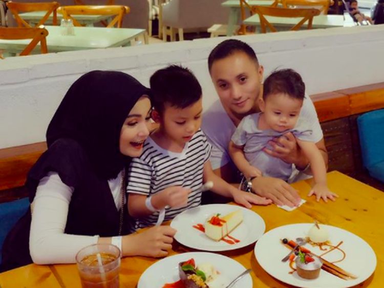 10 Momen Kulineran Soraya Larasati Bareng Keluarga hingga Teman Artis