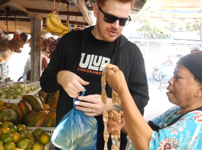 bule belanja ke pasar bule belanja ke pasar