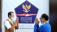 Plt Chief Teknologi Officer XL Axiata, I Gede Dharmayusa (kanan) usai menyerahkan donasi kepada Badan Nasional Penanggulangan Bencana (BNPB) yang diterima oleh Kepala BNPB, Doni Monardo (kiri) di Jakarta, Selasa (7/4/2020). Sebagian dari donasi ini berasal dari partisipasi karyawan yang terkumpul lebih dari Rp 818 juta. Foto: dok. BNPB