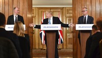 Salah satu kegiatan Boris Johnson saat belum dinyatakan positif Corona yakni memberi pernyataan pers di kantornya, (19/3/2020). Pernyataan pers tersebut ia lakukan satu pekan sebelum dinyatakan positif Corono. Leon Neal/Pool Photo via AP.