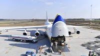 Peralatan medis diturunkan dari pesawat kargo Antonov An-124 di bandara Budapest, Hongaria, (4/4/2020). Pesawat ini diklaim menjadi pesawat kargo terbesar kedua setelah kakaknya, Antonov-225. Pesawat An-124 mampu membawa barang hingga 150 ton. Zoltan Mathe/MTI via AP.