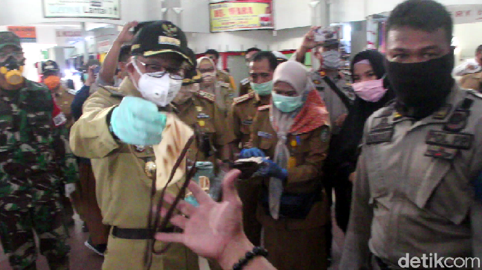 Walkot Parepare membagikan masker kain gratis ke warga di Pasar Lakessi (Hasrul Nawir/detikcom)