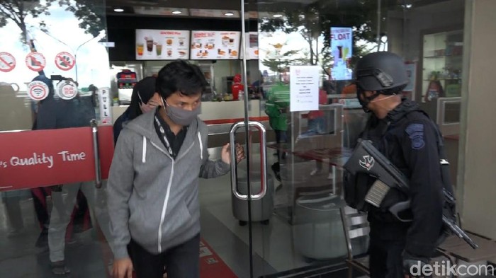 Brimop Polda Sulsel bubarkan warga Makassar yang nongkrong saat pendemi Corona