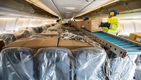 Pesawat komersial maskapai Lufthansa ikut mengangkut peralatan medis terkait Corona, di Frankfurt, Jerman (25/3/2020). Pesawat tersebut membawa logistik dari Shanghai, Cina. Photo by Thomas Lohnes/Getty Images.