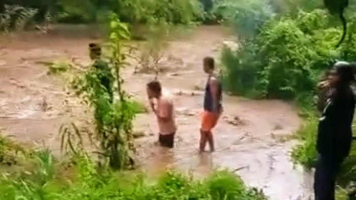 Tim Basarnas Diturunkan Mencari Korban Hilang Terseret Arus Sungai di Bondowoso