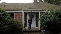 Seorang penyanyi opera bernyanyi di depan rumahnya untuk menghibur para tetangganya di Aurburn, Washington. (REUTERS/David Ryder)