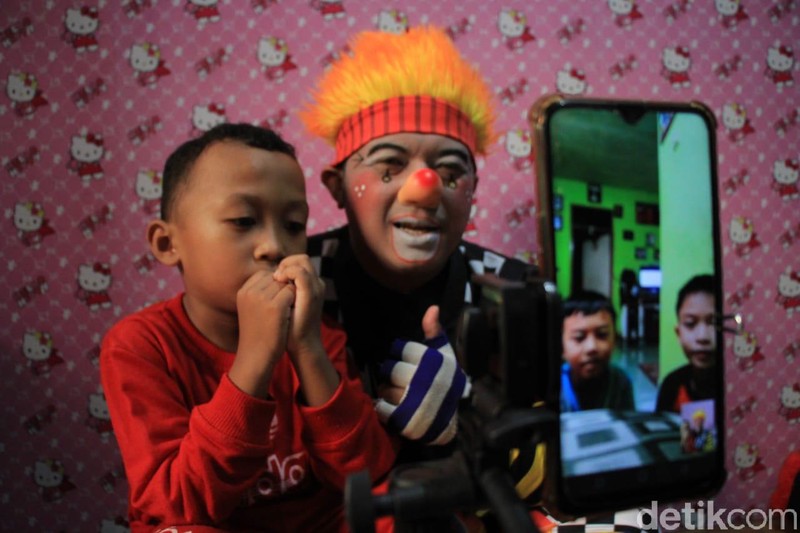 Pandemi Corona membuat berkurangnya aktivitas di luar ruangan. Komunitas Necis di Cimahi pun menyuguhkan hiburan badut bagi anak-anak melalui media sosial.