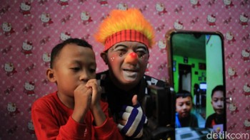 Kendati baru dilaksanakan satu kali, respons anak-anak saat menyaksikan hiburan badut itu sangat antusias.