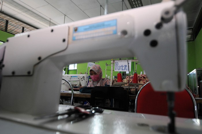 Relawan menunjukkan masker hasil produksinya di Gondangmanis, Kudus, Jawa Tengah, Senin (6/4/2020). Masker yang diproduksi dari bahan kain perca tersebut akan didistribusikan secara gratis kepada masyarakat yang membutuhkan guna mencegah penyebaran COVID-19. ANTARA FOTO/Yusuf Nugroho/wsj.