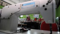 Pembuatan masker gratis juga dilakukan di Balai Latihan Kerja (BLK) Boyolali, Jawa Tengah, Selasa (7/4/2020). BLK tersebut telah memproduksi sebanyak 2000 masker daribahan dasar kain dan dibagikan secara gratis kepada masyarakat sebagai alat pelindung diri di tengah wabah virus Corona. Antara Foto/Aloysius Jarot Nugroho.  