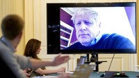 Perdana Menteri Inggris Boris Johnson saat masih bisa melakukan rapat jarak jauh dari rumah dinasnya di jalan Downing Street 10, London (28/3/2020). Ia mengisolasi diri sejak dinyatakan positif Corona sehari sebelumnya. Andrew Parsons/10 Downing Street via AP, File.