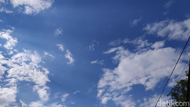 Langit biru di kawasan Cipete, Mampang, Jakarta Selatan, pukul 15.30 WIB (Rahel/detikcom)