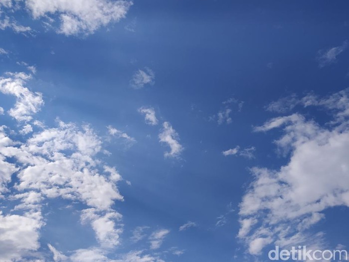 Langit biru di kawasan Cipete, Mampang, Jakarta Selatan, pukul 15.30 WIB (Rahel/detikcom)