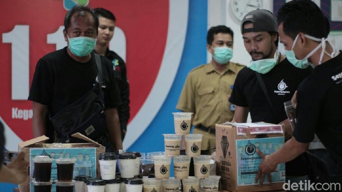Bagi Kopi Gratis untuk Tim Medis di Cirebon