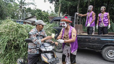 Peduli Corona Peternak Sapi Bagi-bagi Susu Gratis