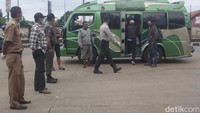 Pemerintah Kabupaten Sumedang memberlakukan karantina wilayah parsial (KWP) dengan mendirikan Posko skrining Tim Gugus Tugas COVID-19 di sejumlah titik perbatasan untuk mencegah penyebaran virus Corona oleh para carrier yang dibawa pemudik.