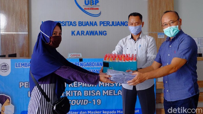 Dosen UBP Karawang Bagikan Masker