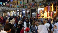 Orang-orang ramai berbelanja di Souk al-Hamidieh di Damaskus, Syiria pada 12 Maret 2020. (REUTERS/Yamam Al Shaar)