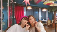 Kali ini Miyeon ditemani Minnie menikmati beberapa makanan di salah satu kafe. Begini lucunya mereka saat berpose bersama. Foto: Instagram @official_g_i_dle