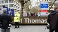 Wartawan menunggu kabar terbaru di luar Rumah Sakit St Thomas, di London Senin (6/4/2020) malam.  Otoritas Inggris belum memiliki rencana suksesi jika PM-nya tidak mampu untuk menjalankan tugas, namun disebutkan bahwa PM Johnson telah meminta Menteri Luar Negeri (Menlu) Dominic Raab untuk menggantikannya sementara. AP Photo/Frank Augstein.