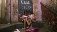 Ketimpangan ekonomi imbas wabah Corona yang melanda Peru iyu pun mendapat sorotan dari sejumlah ekonom dunia. Dilansir dari AP News, para ekonom mengatakan resesi ekonomi yang semakin parah sejak Perang Dunia II berpotensi membuat warga kelas menengah ke bawah kian sulit dalam memenuhi kebutuhan sehari-hari. Menteri Ekonomi Peru, María Alva, pun mengatakan dampak ekonomi dari wabah Corona ini belum pernah terbayangkan sebelumnya.