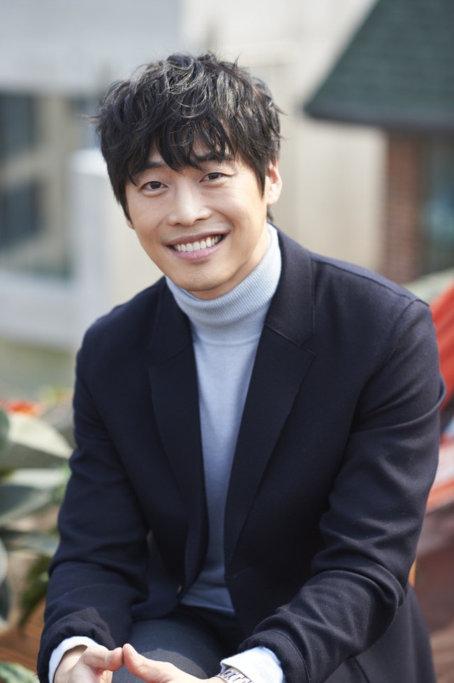 Aktor Kim Jae Won menikahi Park Seo Yeon, wanita yang bukan dari kalangan artis. Kehidupan rumah tangganya pun tertutup dari publik. Bahkan Kim Jae Won tak pernah menampilkan sosok istrinya. Pasca menikah, tak ada foto pernikahan mereka dan Park Seo Yeon pun tak tampil dalam konferensi pers pernikahannya dengan sang aktor. Foto: istimewa