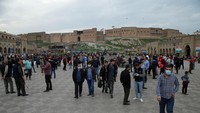 Orang-orang berjalan dan berkumpul di kastil kota tua di Erbil, Irak pada tanggal 13 Maret 2020. (REUTERS/Azad Lashkari)