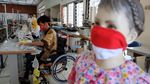 Relawan dan Penyandang Disabilitas Bikin Masker Gratis